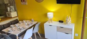 TV a/nebo společenská místnost v ubytování Apartamentos Grifo Vacances Grizzly