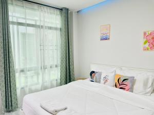 清迈Sky View Home and Hostel Chiangmai的带白色床和窗户的卧室