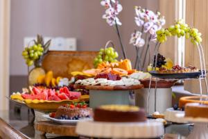 ein Buffet mit Obst und Desserts auf einem Tisch in der Unterkunft Hotel Municipal Araraquara in Araraquara