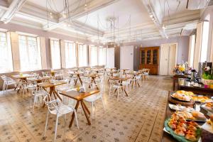 a room with tables and chairs in a restaurant at Hotel Municipal Araraquara in Araraquara +177 photos
