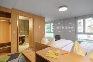 Tempat tidur dalam kamar di The Lab Hotel & Apartments