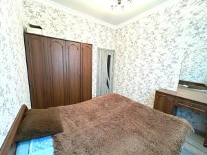 Un dormitorio con una cama y una cómoda. en Badamdar Sea View, en Baku 15 fotos más