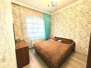 Un dormitorio pequeño con una cama y una ventana. en Badamdar Sea View, en Baku