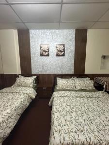 Dos camas una al lado de la otra en un dormitorio. en Bilik Bajet BDS 2, en Temerloh 1 foto más