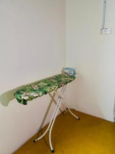 Una mesa con un mantel encima de una pared en Bilik Bajet BDS 2, en Temerloh