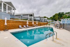 Πισίνα στο ή κοντά στο Waterfront Lake Norman Cabin with Screened Porch!