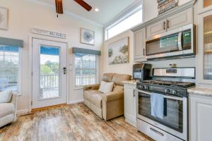Η κουζίνα ή μικρή κουζίνα στο Waterfront Lake Norman Cabin with Screened Porch!