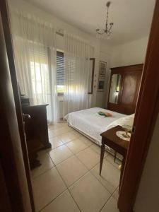 ein Schlafzimmer mit einem Bett, einem Schreibtisch und einem Tisch in der Unterkunft Appartamento super comfort alle terme! in Chianciano Terme