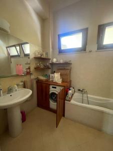 ein Badezimmer mit Waschbecken und Waschmaschine in der Unterkunft Appartamento super comfort alle terme! in Chianciano Terme
