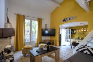 Televízia a/alebo spoločenská miestnosť v ubytovaní Villa ESPERANCE- appartement entier T2