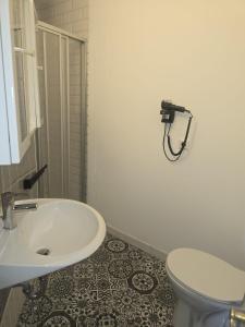 Neu GaarzGroßes Familienapartment über 2 Etagen mit Weitblick in die Natur的带水槽和马桶的白色浴室