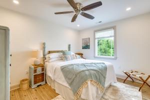 Postel nebo postele na pokoji v ubytování Waterfront Maryland Vacation Home Private Beach!