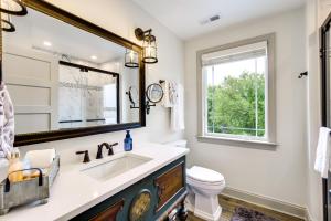 Koupelna v ubytování Waterfront Maryland Vacation Home Private Beach! + 37 fotografií