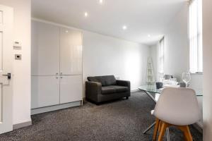 Χώρος καθιστικού στο Roomy 1 Bed Budget Flat in Central Halifax