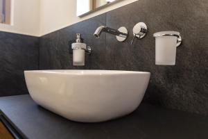 een badkamer met een witte wastafel op een aanrecht bij Baita della Valle -Appartamento Bucaneve- in Livigno