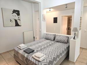 Un pat sau paturi într-o cameră la Xtina Studio