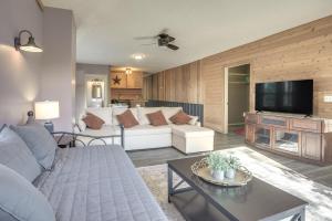 Μια τηλεόραση ή/και κέντρο ψυχαγωγίας στο Downtown Condo about 23 Mi to Hocking Hills State Park