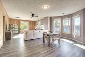Χώρος καθιστικού στο Downtown Condo about 23 Mi to Hocking Hills State Park