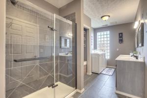 Ένα μπάνιο στο Downtown Condo about 23 Mi to Hocking Hills State Park +17 φωτογραφίες