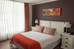 una camera con un letto con due cuscini sopra di Small Hotel Goblin´s House a Temuco
