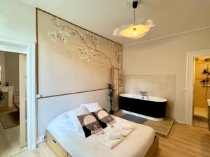 Giường trong phòng chung tại Relax Inn Champagne - Reims Balnéo