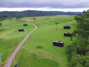 Luftaufnahme eines Feldes mit Bäumen und einer Straße in der Unterkunft Brumas Casa de Campo - Cambará do Sul in Cambará