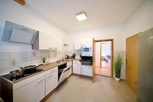 Køkken eller tekøkken på Wohnung mit 8 Schlafplätzen + 10 billeder