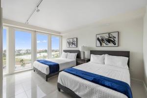 Postel nebo postele na pokoji v ubytování Solare Tower, Sunset Oasis, Beachfront Complex