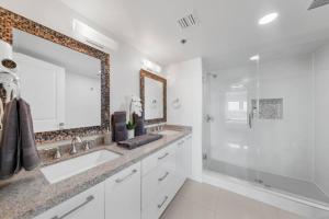 Koupelna v ubytování Solare Tower, Sunset Oasis, Beachfront Complex + 17 fotografií