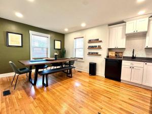 Dapur atau dapur kecil di The Sweet Retreat Accessible Historic Home