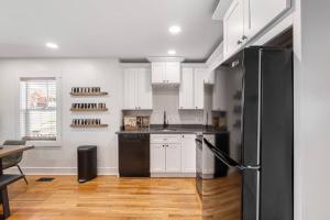 Dapur atau dapur kecil di The Sweet Retreat Accessible Historic Home