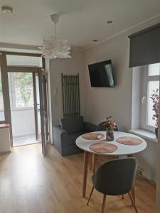 a living room with a table and a couch at Pokoje gościnne Kamil 2 in Karpacz