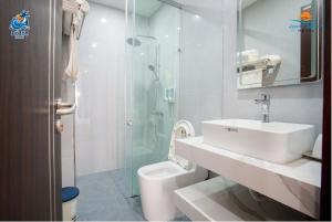 Ένα μπάνιο στο Legend Lakeside Hotel