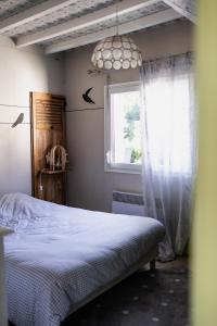a bedroom with a bed and a window at Si Long va bien in Long