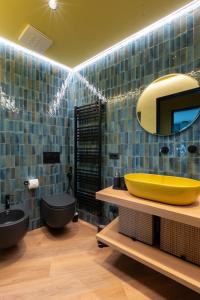 La salle de bains est pourvue d'un lavabo jaune et d'un miroir. dans l'établissement La casa che t'ama a Ruta di Camogli, à Camogli