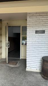 einen Eingang zu einem Gebäude mit offener Tür in der Unterkunft AGIA- luxury apartment Sofia in Sofia + 4 Fotos