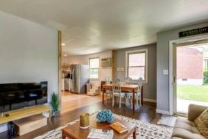a living room with a couch and a table at Franklin Cottage Cozy 2 bed 1 bath in Franklin