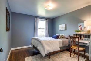 - une chambre avec des murs bleus et un lit avec un bureau dans l'établissement Franklin Cottage Cozy 2 bed 1 bath, à Franklin