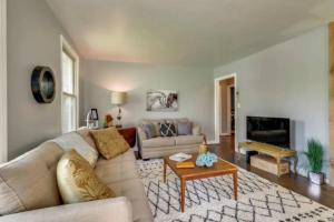 un salon avec un canapé et une table dans l'établissement Franklin Cottage Cozy 2 bed 1 bath, à Franklin