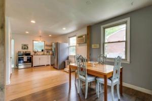 une cuisine et une salle à manger avec une table et des chaises dans l'établissement Franklin Cottage Cozy 2 bed 1 bath, à Franklin 11 autres photos