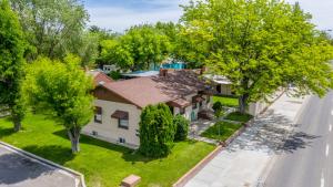 an overhead view of a house with trees and grass at Charming Downtown Bungalow - King Bed, Office in Twin Falls