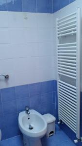 マリッレーヴァにあるResidence Lores 2の青と白のバスルーム(トイレ、シンク付)