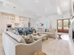 salon z dwiema kanapami i kuchnią w obiekcie Seacrest West - Blanca Estate w mieście Rosemary Beach