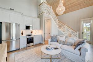 salon z kanapą i stołem w obiekcie Seacrest West - Blanca Estate w mieście Rosemary Beach