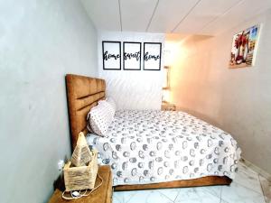 ein Schlafzimmer mit einem Bett und zwei Bildern an der Wand in der Unterkunft Apprt Ennakhil 1 in El Jadida