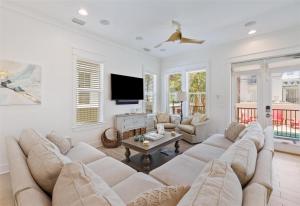 salon z dużą kanapą i telewizorem w obiekcie Seacrest - 113 Geoff Wilder w mieście Rosemary Beach