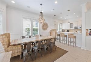 kuchnia i jadalnia z drewnianym stołem i krzesłami w obiekcie Seacrest - 113 Geoff Wilder w mieście Rosemary Beach