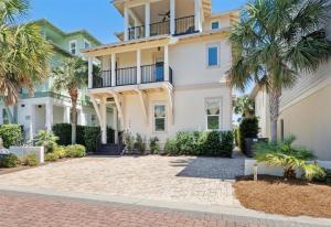 duży biały budynek z palmami przed nim w obiekcie Seacrest - 113 Geoff Wilder w mieście Rosemary Beach