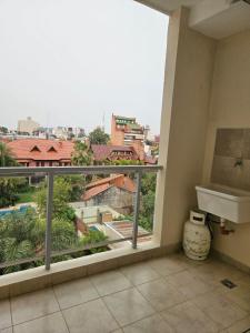 un bagno con ampia finestra e vista sulla città di CORRIENTES Apartamento con cochera auto a Corrientes Altre 38 foto