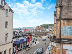 vista su una strada in una città con edifici di Bay View a Oban Altre 14 foto
